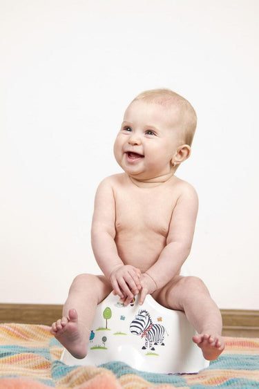 Baby wird beim Abhalten angeboten; manchmal kommt dabei nichts