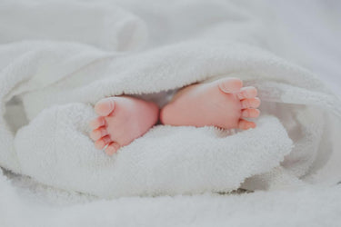 Verändern sich Ausscheidungssignale mit dem Alter? So entwickelt sich Abhalten vom Baby bis Kleinkind