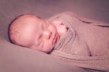 Baby friert nachts? Kalte Hände, kühler Nacken und 7 Dinge, die wirklich helfen