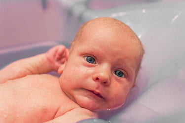 Baby baden zum ersten Mal: Was im Wochenbett wirklich wichtig ist