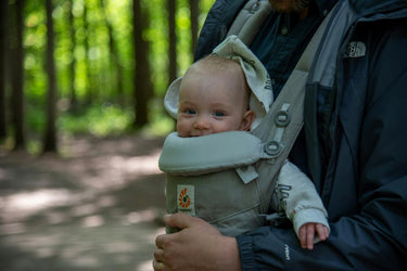 Baby in der Trage anziehen: Was braucht dein Baby wirklich?