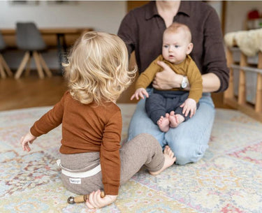 Zwei Kinder in Mata Origin Kleidung