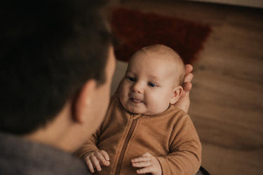 Baby hat Schluckauf: Warum Babys so oft hicksen und was wirklich hilft