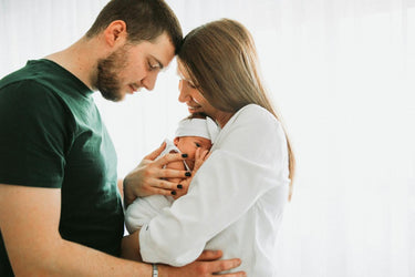 Baby schläft nur auf dem Arm: Was im Wochenbett wirklich hilft