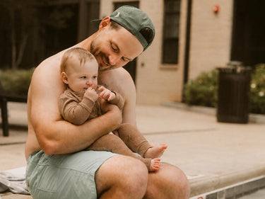 Verändern sich Ausscheidungssignale mit dem Alter? So entwickelt sich Abhalten vom Baby bis Kleinkind
