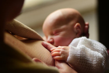 Baby spuckt nach dem Trinken: Was im Wochenbett wirklich hilft
